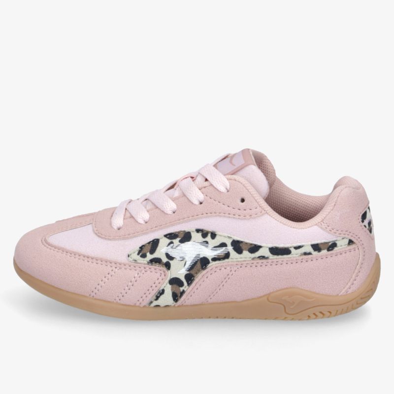 Seitliche Ansicht eines rosa Sneakers mit gepolsterter Achillessehne und rutschfester Sohle für optimalen Komfort