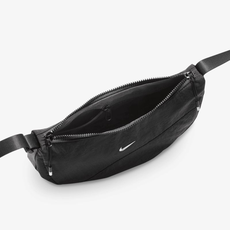 schwarze Nike Bauchtasche mit Reißverschluss, leicht zugänglich und kompakt für Sport und Alltag