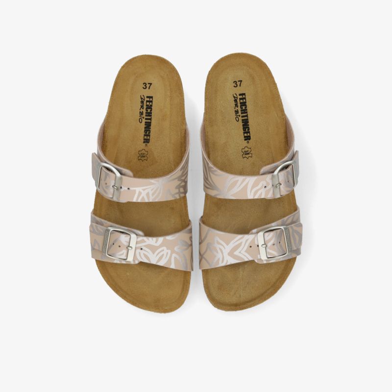 Bequeme weiße Sandalen mit verstellbaren Riemen und ergonomischem Fußbett, Paar von oben fotografiert