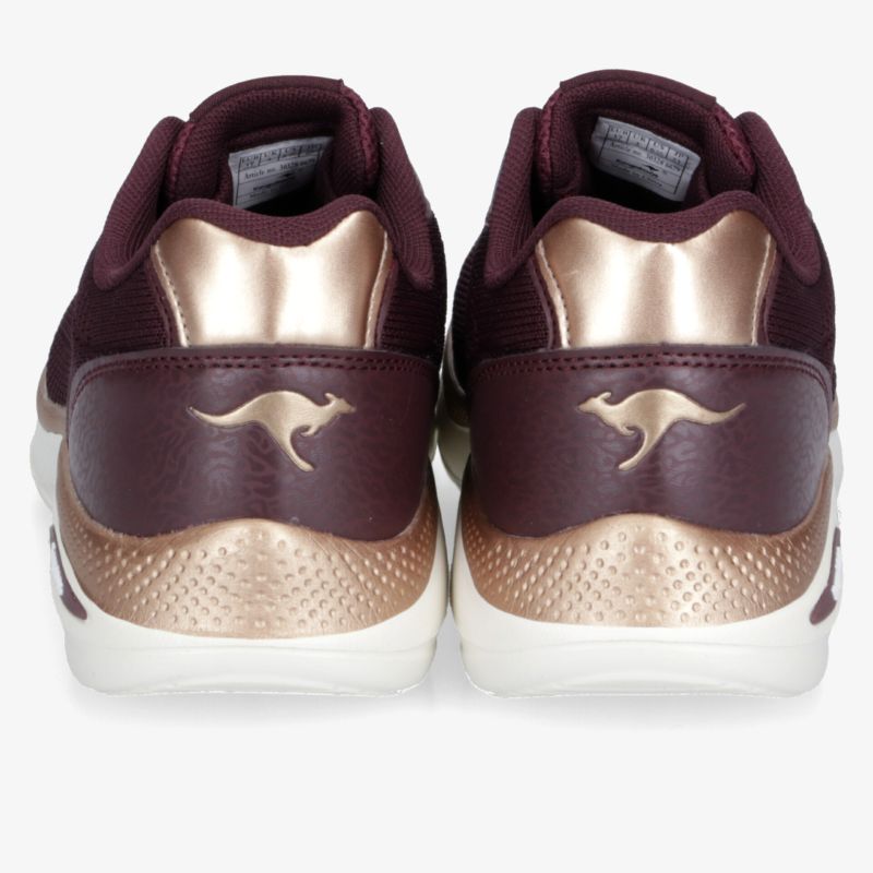 Rückansicht von Paar hochwertiger Basketball Schuhe in Bordeaux mit metallisch roséfarbenen Akzenten und robuster Sohle