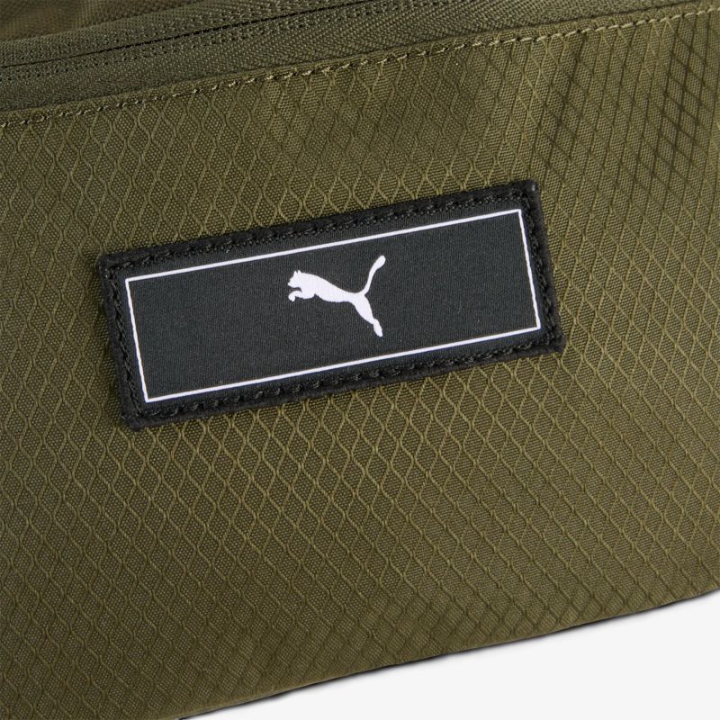 Detailaufnahme eines robusten grünen Textilmaterials mit auffälligem weißen Puma Logo