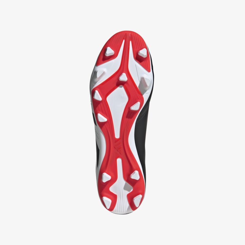 Rutschfeste und flexible Sportsohle mit rotem und weißem Profil für optimalen Halt und Komfort