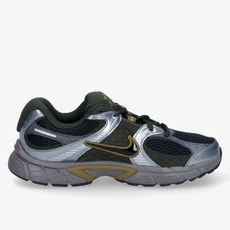 Moderner Sportschuh mit Mesh-Obermaterial, robustem Design und optimalem Tragekomfort für aktive Tage.