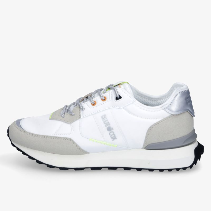 Seitlicher Blick auf sportlichen weißen Sneaker mit komfortabler Polsterung und rutschfester Sohle