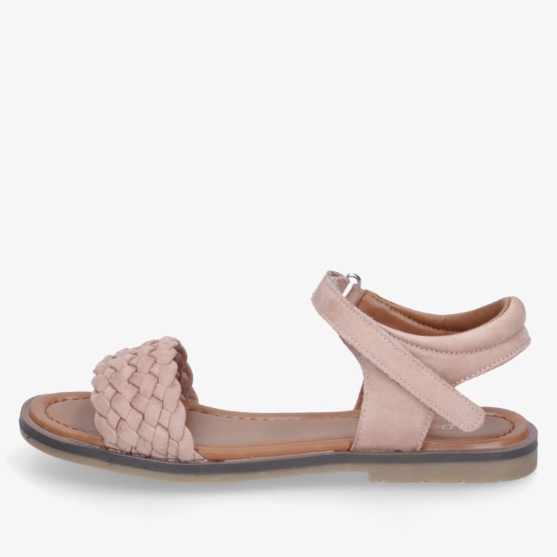 Seitliche Ansicht einer rosa flachen Sandale mit geflochtenem Vorderteil und verstellbarem Riemen