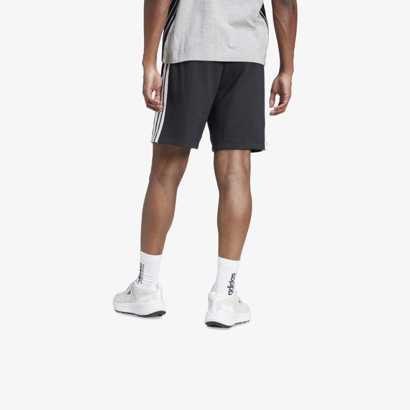 Sportliche weiße Sneaker mit gepolsterter Sohle zeigen bequemen Tragekomfort von hinten getragen