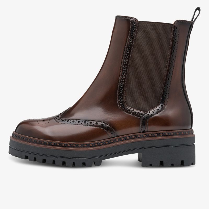 Eleganter brauner Chelsea Boot mit detailliertem Brogue-Muster und robuster Profilsohle, seitliche Ansicht