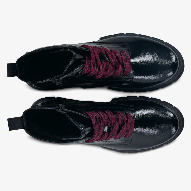 Modische schwarze Stiefeletten mit hochglänzendem Finish und robusten Sohlen, elegante dunkellila Schnürsenkel