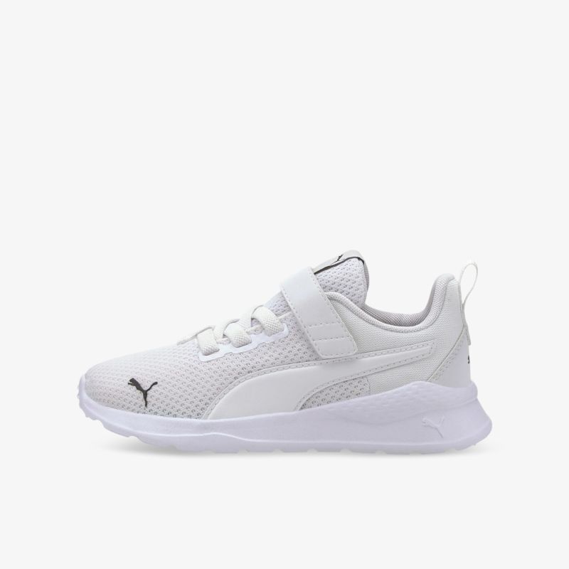 Weißer leichter Sneaker mit atmungsaktivem Material, bequemer Passform und sportlichem Design seitlich sichtbar