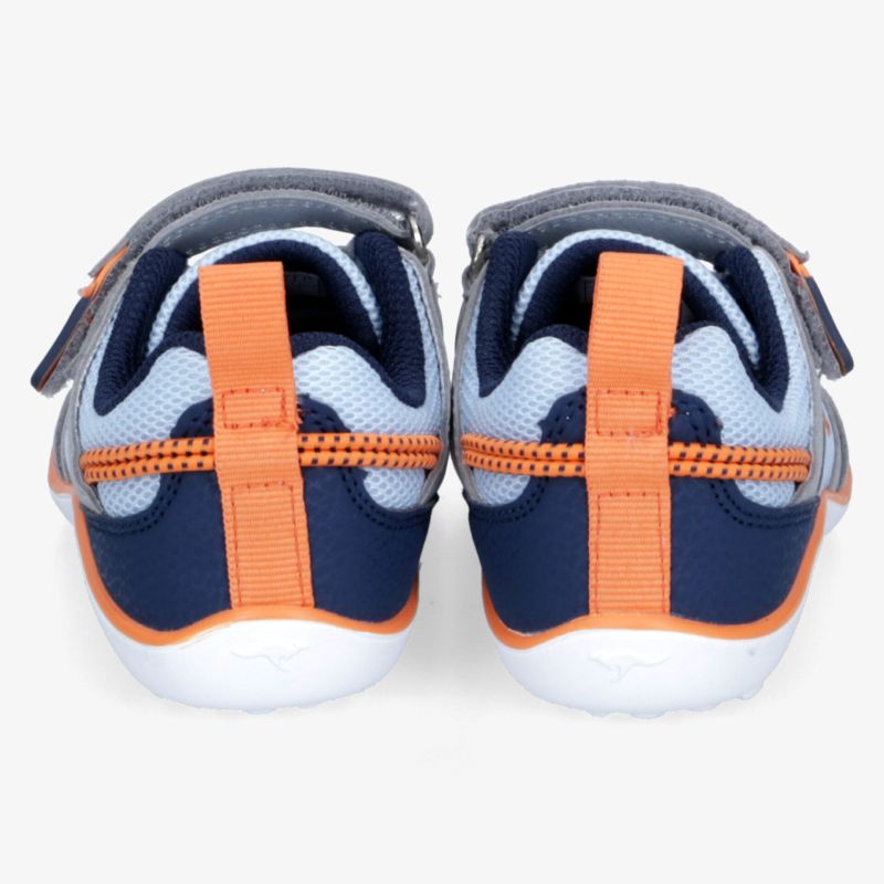 Rückansicht von bequemen, atmungsaktiven Sportschuhen in Blau mit orangefarbenen Details und weißer Sohle