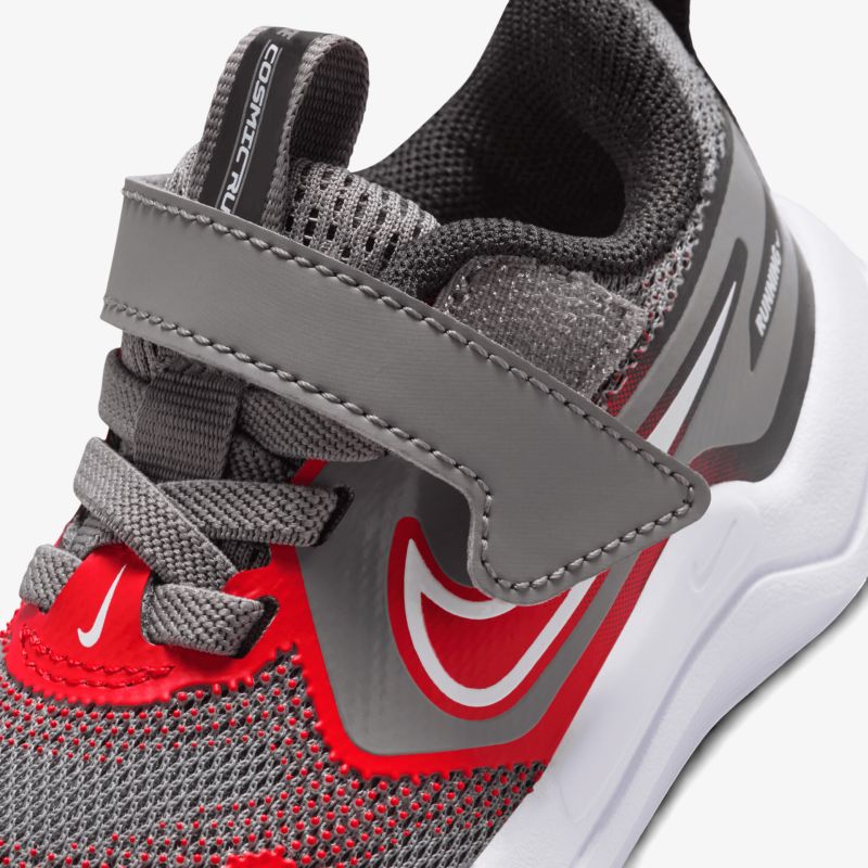 Moderner grauer und roter Sneaker mit Klettverschluss, komfortabel und stilvoll für alltägliche Aktivitäten.