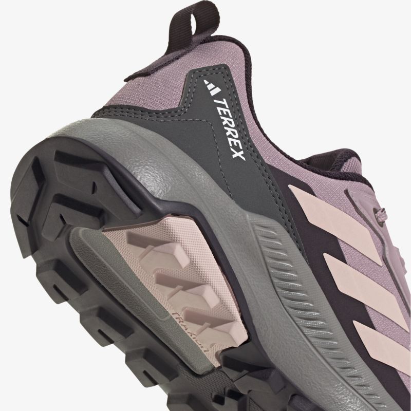 Detailaufnahme der robusten Outdoor-Schuhsohle mit tiefem Profil für optimalen Grip und Stabilität