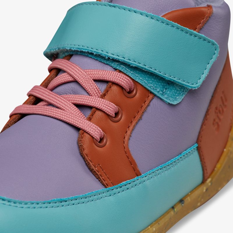 Farbenfroher, bequemer Schuh mit Klettverschluss und Schnürsenkeln. Perfekt für stilvolle Auftritte mit Komfort.