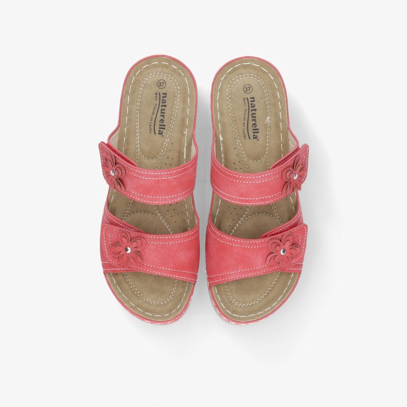 Rote Sandaletten mit verstellbaren Riemen und gepolsterter Innensohle in Draufsicht, komfortables Design für Alltag