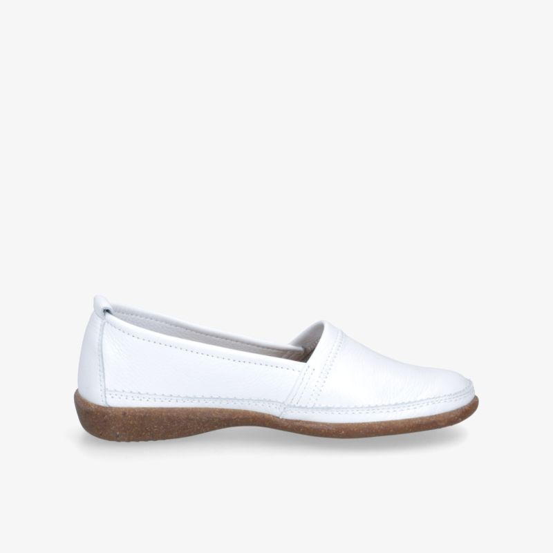 Eleganter weißer Schuh mit rutschfester Sohle, ideal für vielseitigen Stil und Komfort.