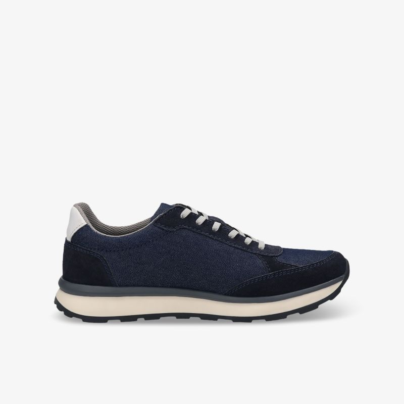 Navyblauer Sportschuh mit robuster, leichter Sohle und atmungsaktivem Material in klarer Seitenansicht