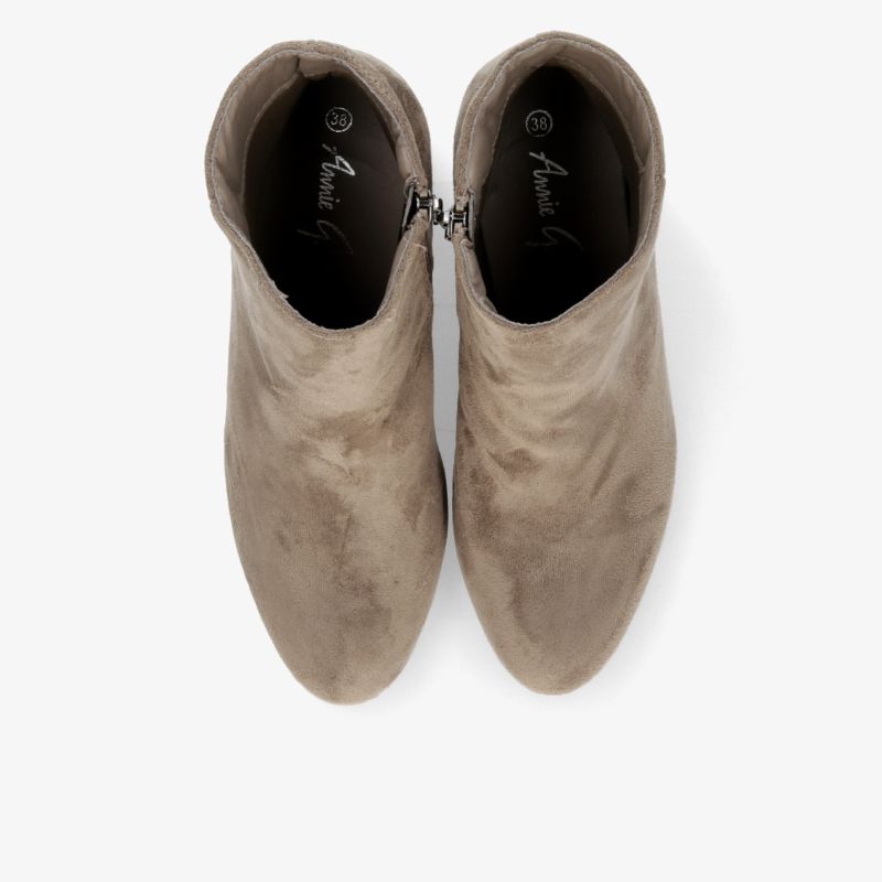 Beige Stiefeletten aus Wildleder mit Reißverschluss, komfortabel und elegant in Draufsicht präsentiert