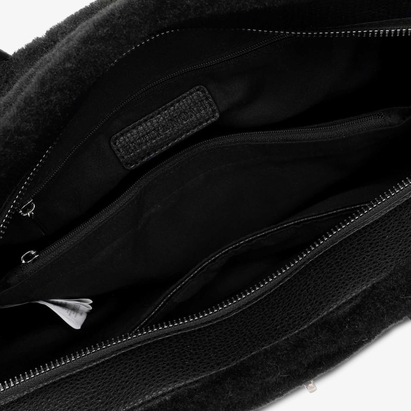 Detailaufnahme des Innenfutters mit Reißverschluss und hochwertiger textiler Ausgestaltung in Schwarz