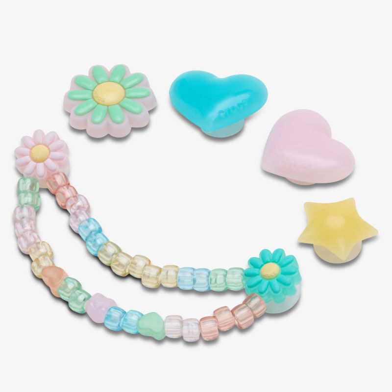 Pastellfarbene Perlen und Schmuckelemente in Herz- und Blumenform für spielerisches Styling