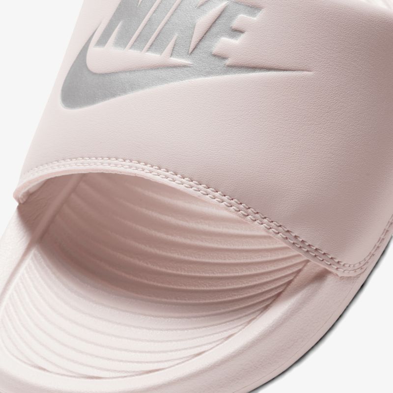 Detailaufnahme eines bequemen Nike Slides mit weichem Riemen und strukturiertem Fußbett