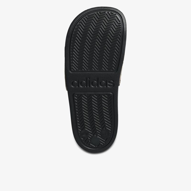 Schwarze Adidas Sohle mit rutschfestem Profil für optimalen Halt und Komfort bei jedem Schritt