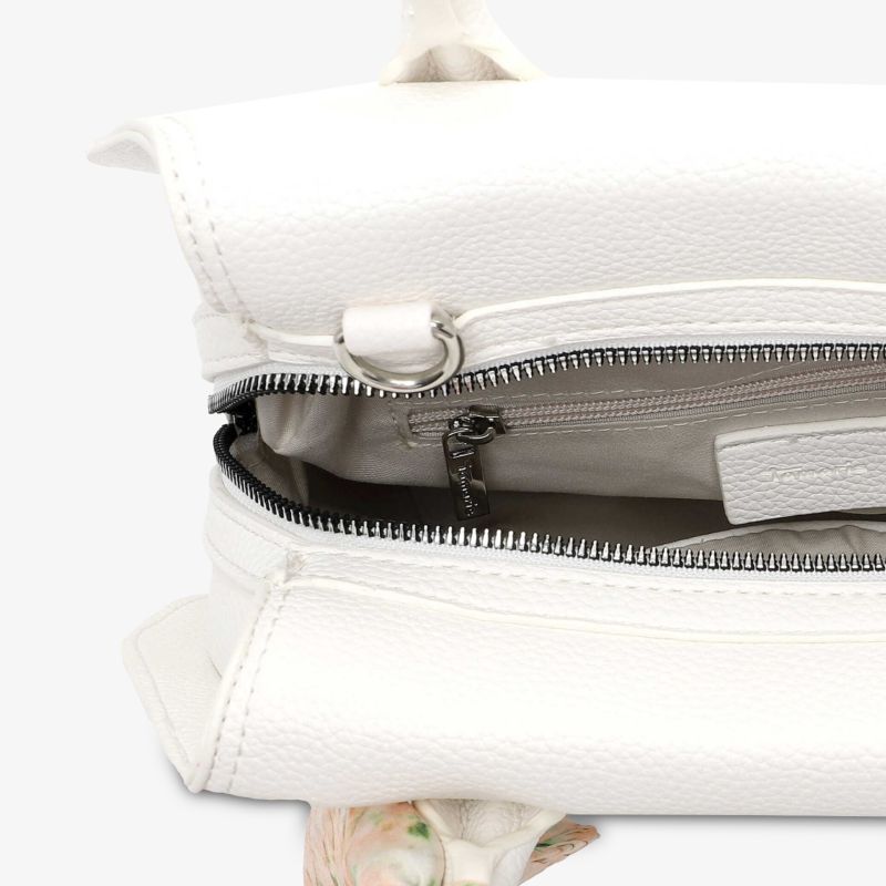 Weiße Tasche mit geöffnetem Reißverschluss zeigt Innenfach und detailreiche Verarbeitung