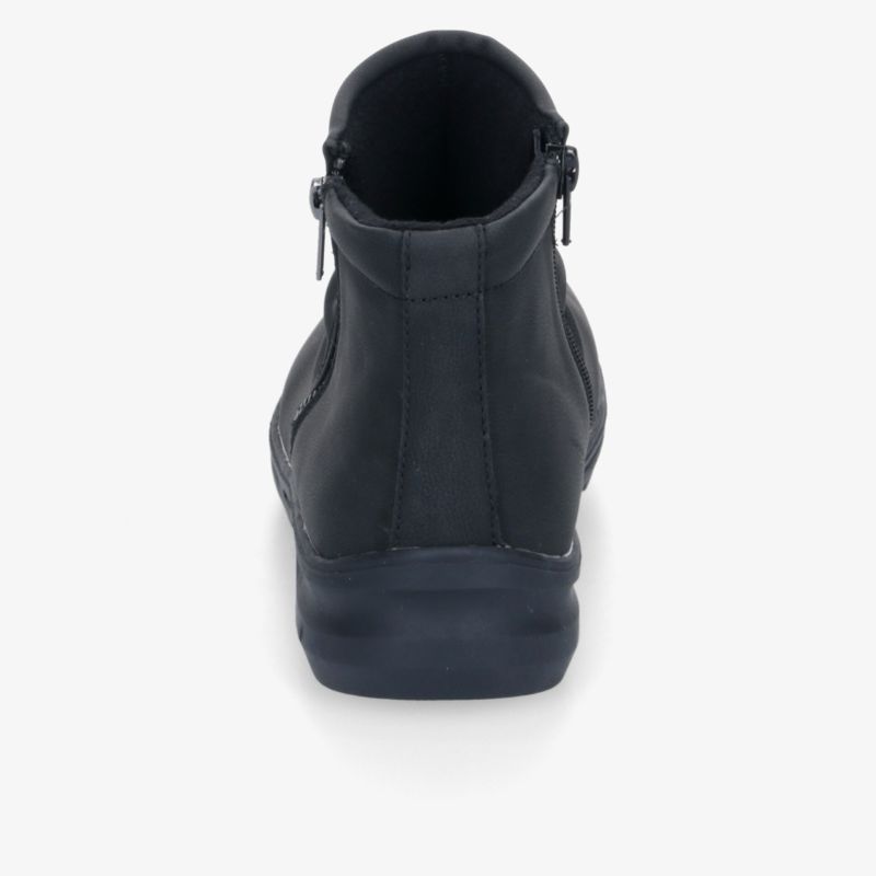 Schwarzer robuster Stiefel mit rutschfester Sohle und hohem Tragekomfort, Rückansicht zeigt stabilen Halt