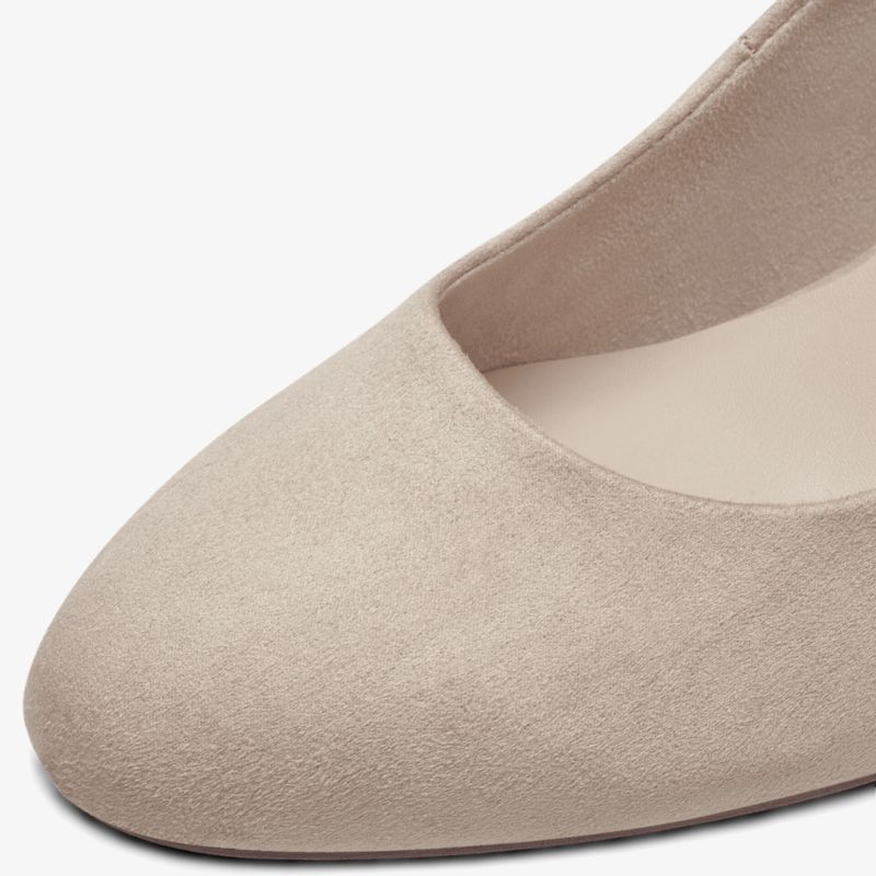 Eleganter Schuh mit feinem, weichem Material und dezenter, hochwertiger Verarbeitung in Nahaufnahme