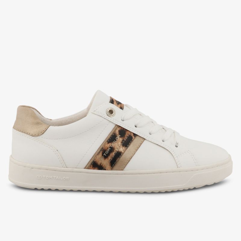Seitliche Ansicht eines weißen Sneakers mit Leopardenmuster Akzent, sportlich und bequem