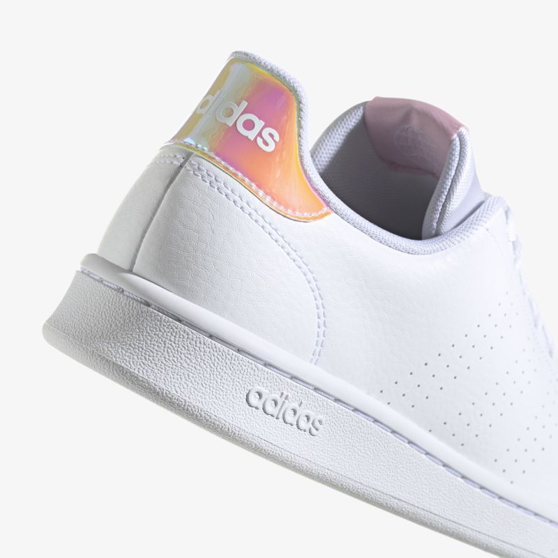 Eleganter weißer Sneaker mit stylischem Fersendetail und komfortabler Passform von adidas.