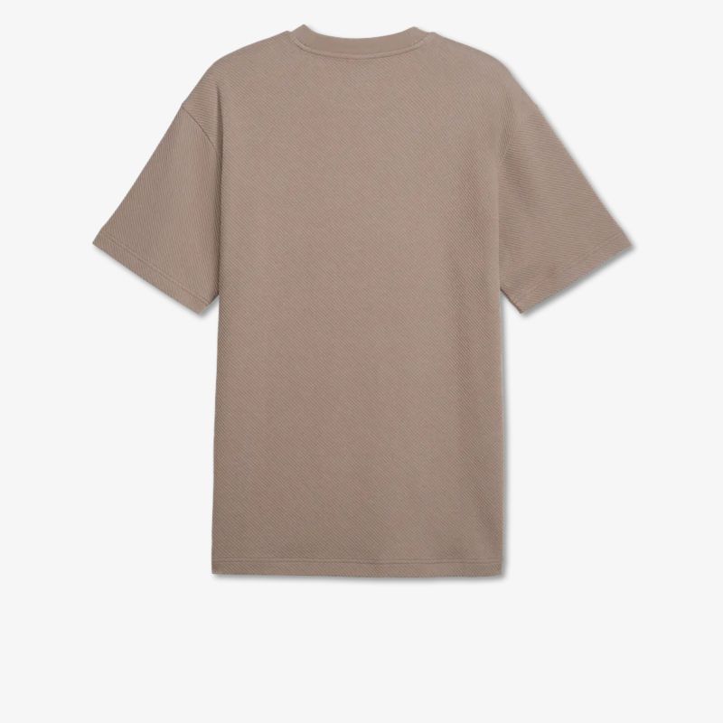 Schlichtes, bequemes kurzärmeliges Shirt in neutralem Farbton ohne Muster