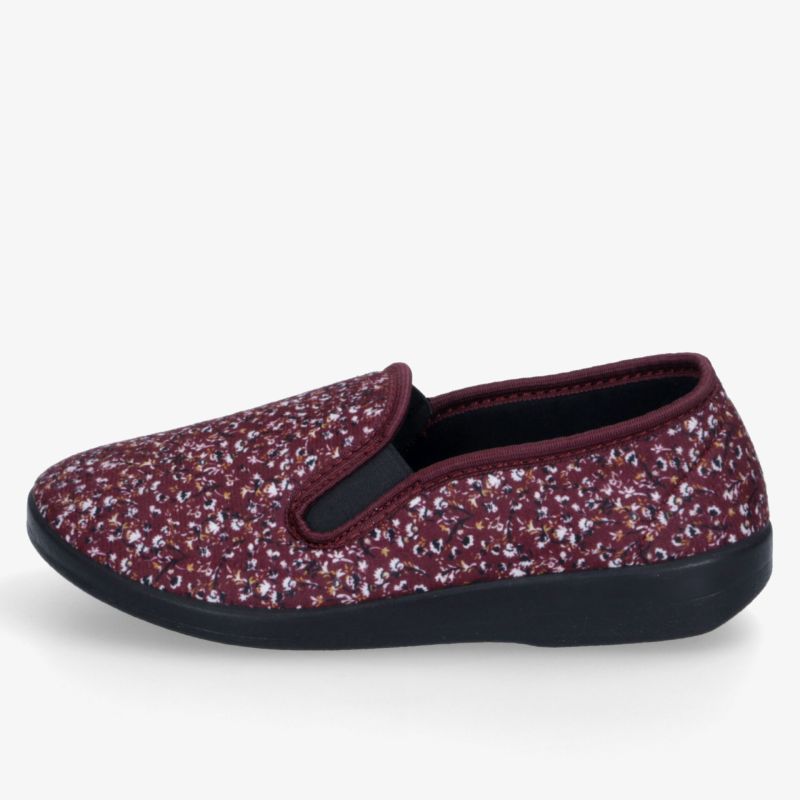 Seitliche Ansicht eines bequemen Slippers mit weichem Material, floralem Muster und rutschfester Sohle