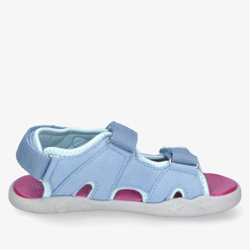 Seitlich abgebildete sportliche blaue Sandale mit verstellbaren Klettverschlüssen und rutschfester weißer Sohle