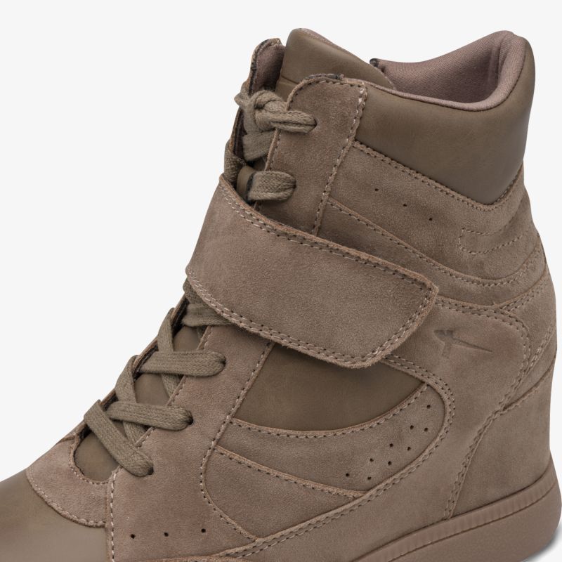 Robuster Sneaker mit gepolstertem Schaft und praktischen Klettverschluss für sicheren Halt und hohen Tragekomfort