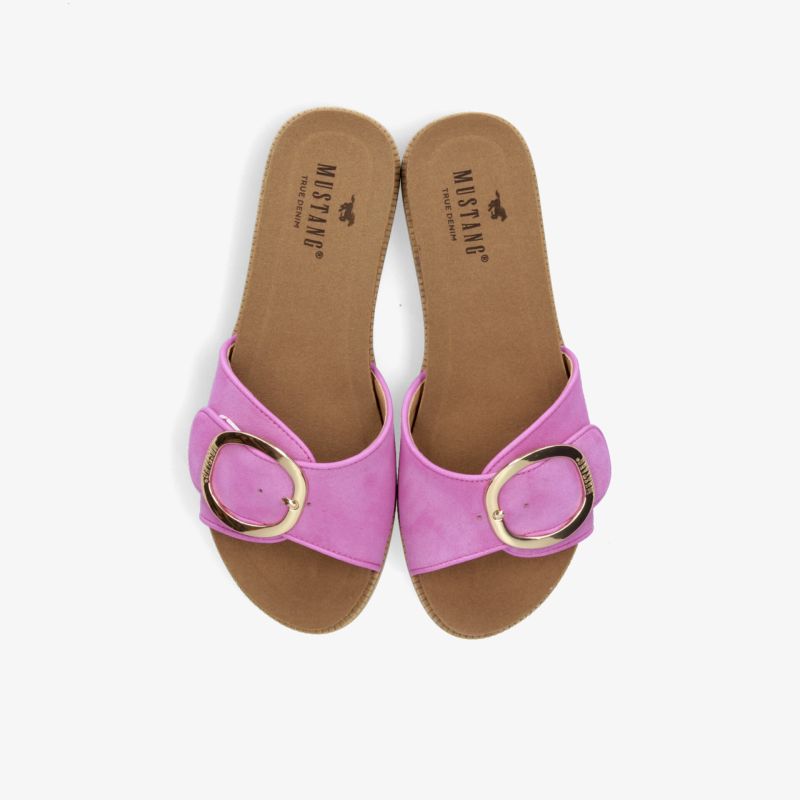 Rosa Slide Sandalen mit großer goldener Metallschnalle, bequeme flache Sohle und offene Zehen