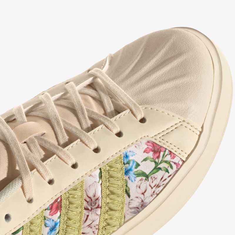 Hochwertiger Schuh mit floralen Applikationen und raffinierter Schnürung, detailreiche Nahaufnahme