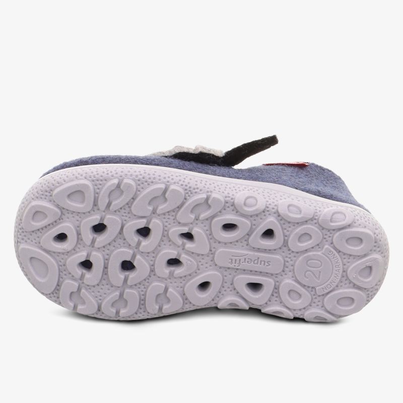 Detailansicht der robusten, rutschfesten Schuhsohle mit flexiblem und langlebigem Profil