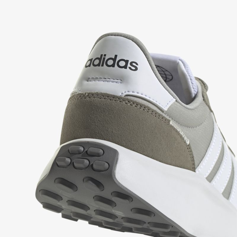 Moderner Adidas Schuh mit stabiler, rutschfester Sohle und sportlichem Design.