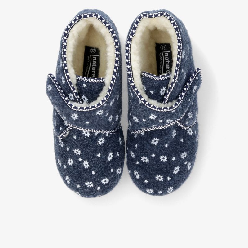Weiche, warme Hausschuhe in Blau mit Blumenmuster, bequem gepolstert, mit praktischem Klettverschluss und rutschfester Sohle