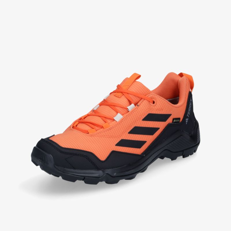 Moderner orangefarbener Schuh mit rutschfester Sohle und sportlichem Design, ideal für Outdoor-Aktivitäten.