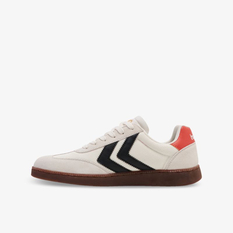 Seitlich gezeigter sportlicher Sneaker in Weiß mit schwarzem Design und rotem Akzent, leichte und bequeme Passform