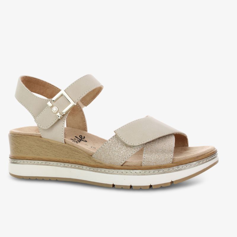 Beige Sandale mit Keilabsatz und Schnalle, ideal für sommerliche Anlässe und Freizeit.
