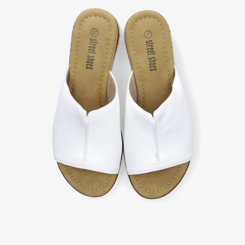 Weißes Paar Sandalen mit offenem Zehenbereich und weichem, bequemem Obermaterial in eleganter, sommerlicher Optik