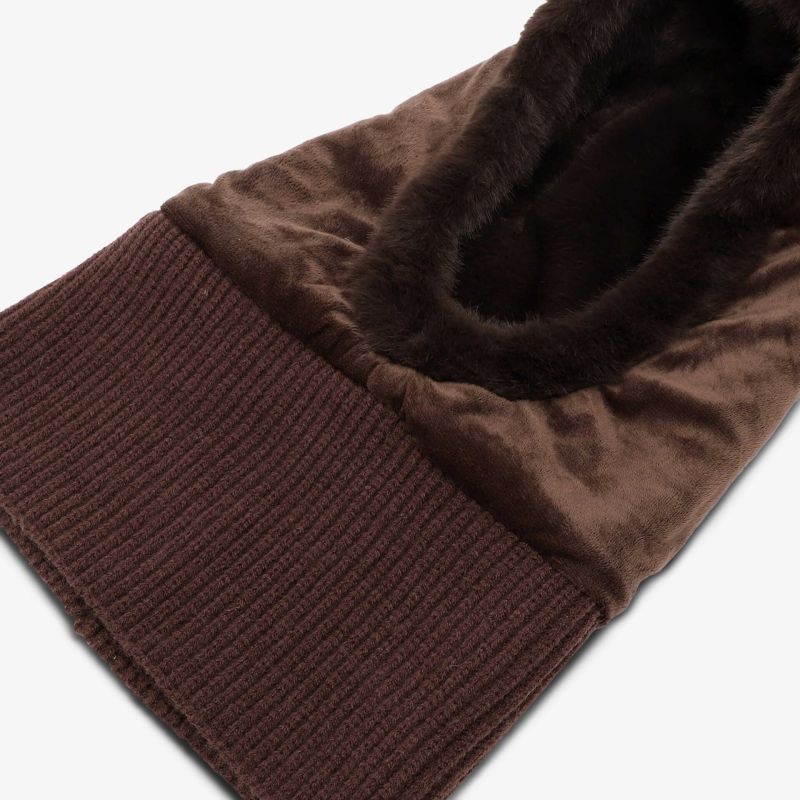 Detailaufnahme eines braunen Schuhschafts mit weichem Fellfutter und elastischem Rippbund für angenehmen Tragekomfort.