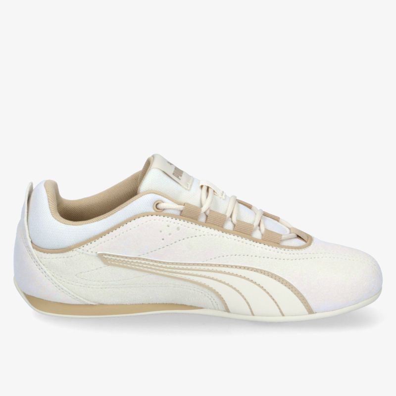 seitlich abgebildeter weiß-beiger Sportschuh mit schlankem Design und rutschfester Sohle