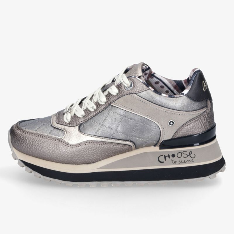 Moderner grauer Sneaker mit silbernen Details, komfortabel und robust für vielseitige Nutzung