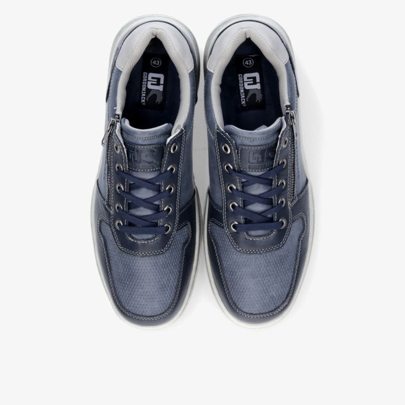 Bequeme und langlebige Sportschuhe in Blau mit robuster Schnürung und flexibler, rutschfester Sohle als Paar von oben.