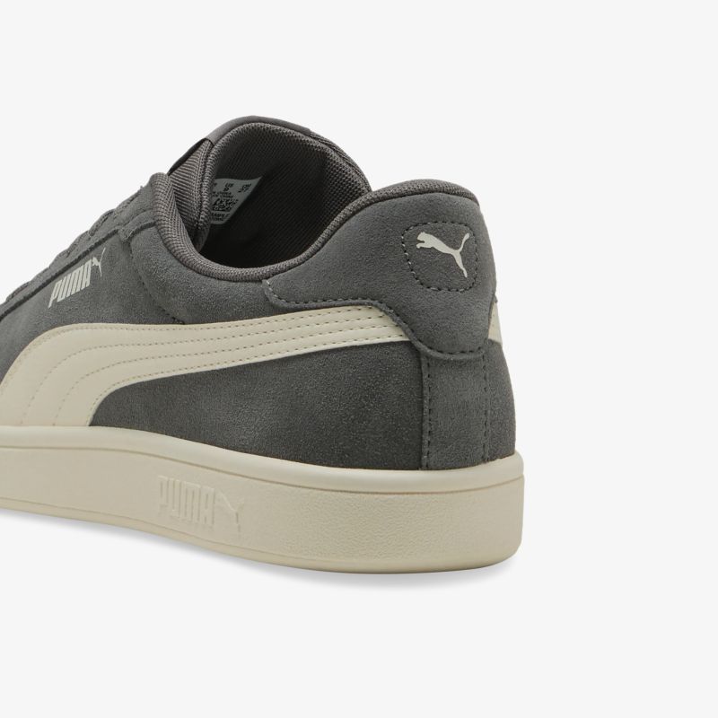 Eleganter grauer Sneaker mit beiger Sohle und gut sichtbarem Markenlogo, robust und stilvoll gestaltet