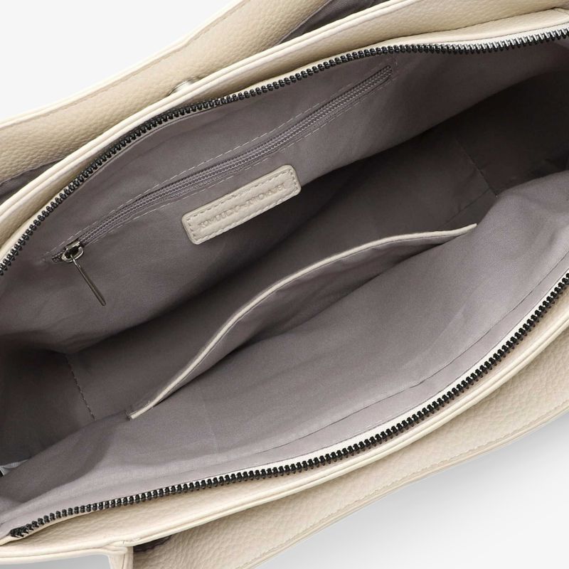 Geräumiges Innenfach einer Handtasche mit Reißverschluss, organisiert und hochwertiges Material