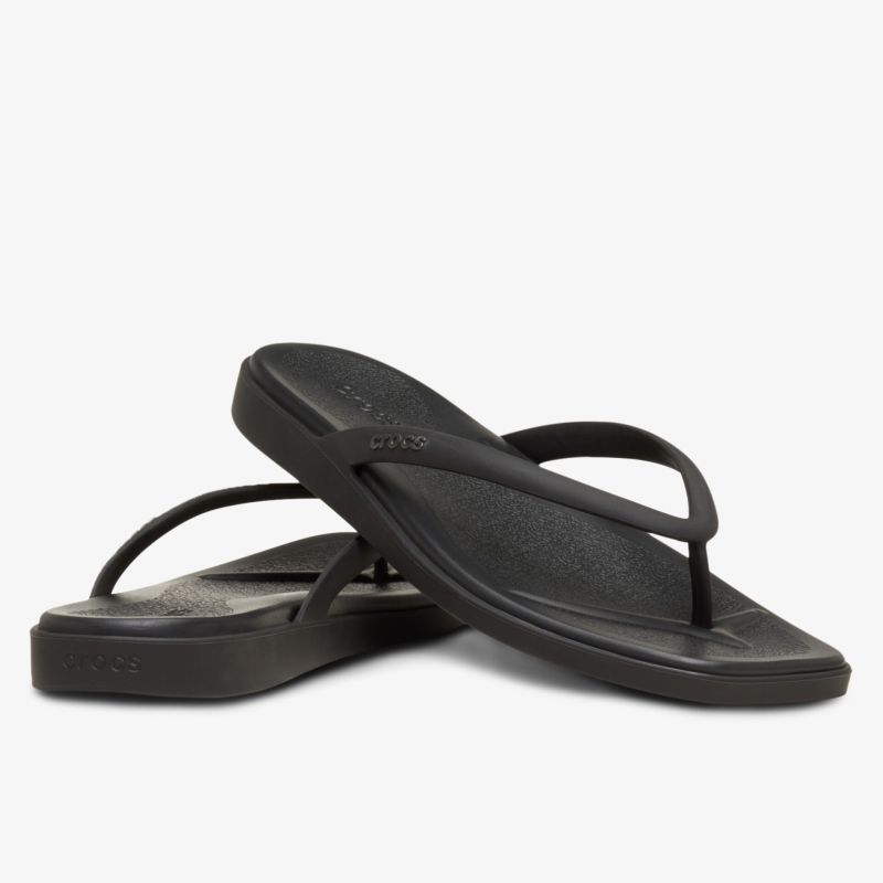 Schwarze Flip Flops mit bequemer Passform und rutschfester Sohle, ideal für den Sommer